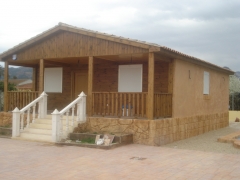 Casa de madera con revestimiento mixto: frente de casa en madera y demas en obra casa de 80 mtros cuadrados mas 20