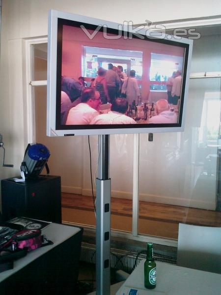 Monitor LCD con soporte de pie movil