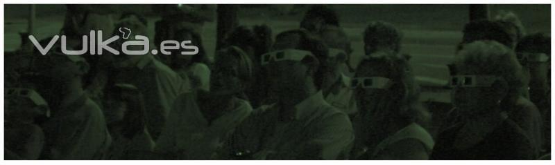 Proyeccin de cine en tres dimensiones al aire libre. Proyector de gran potencia. Gafas 3D de cartoncillo blanco. ...