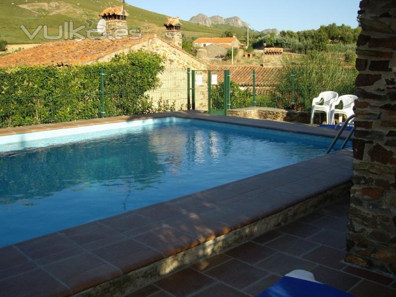 Piscina y al fondo Casita Tinao Jiniebro