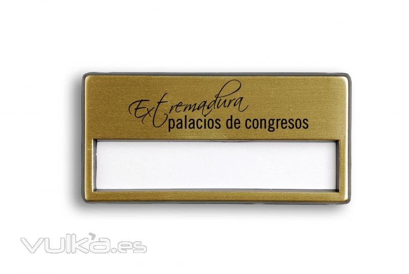 placa de identificacion con ventana. acabado metalizado dorado.