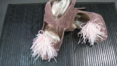 Zapatos diseados como el tocado  bison y rosa palo,un conjunto ideal.
