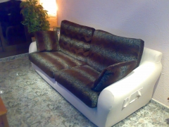 El sofa de la foto anterior con funda estampada para los cojines y funda de color crudo para la base las fundas no
