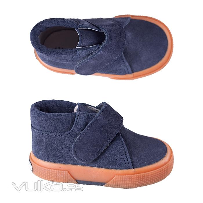 Bota de velcro Superga para bebe disponible en www.trescatorcezapatos.com