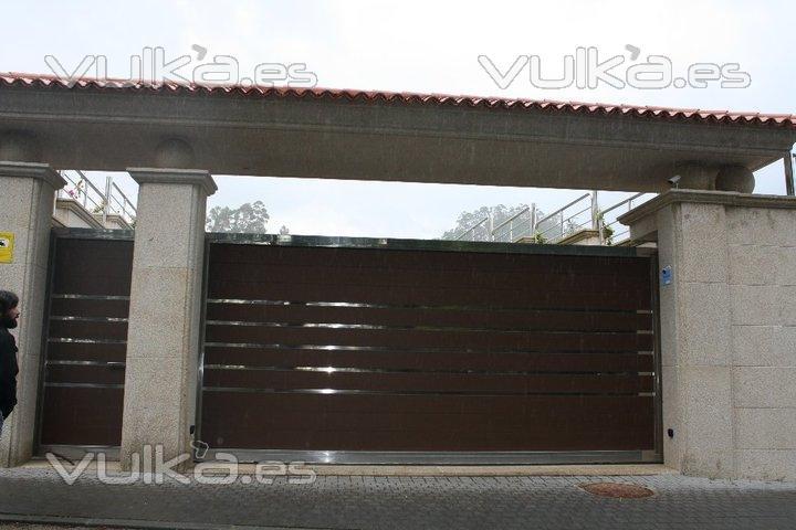 Portn  corredera de Aluminio de Gran dureza conjuntada con puerta Batiente de paso peatonal. Fabricado por ...