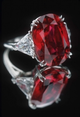 Anillo rubi con dos diamantes talla brillante rubi 10 ktes