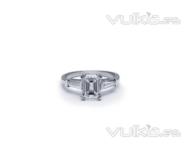 anillo con diamantes talla esmeralda y diamantes talla