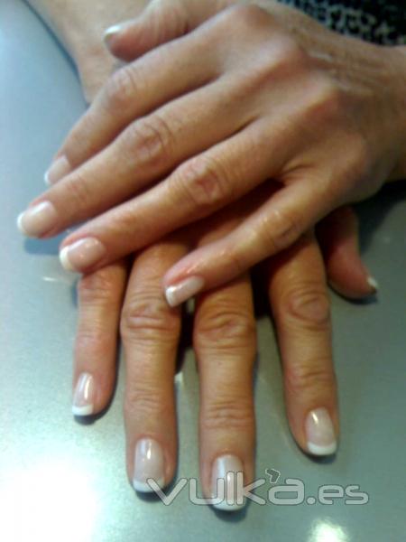 uas de gel con manicura francesa