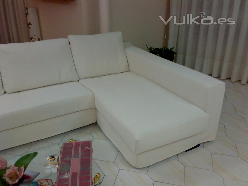 Chaise-longue con una funda de una chenilla de poliéster 100% de color blanco con los cojines del asiento y el ...