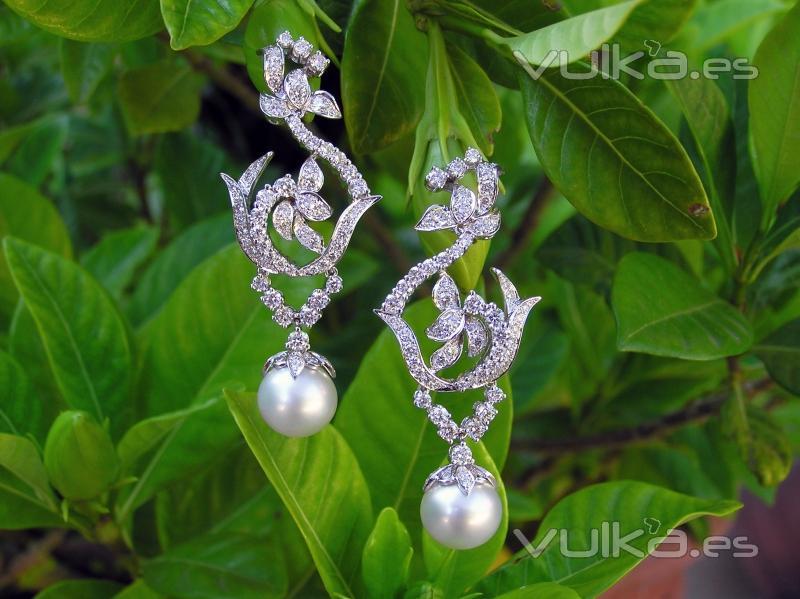 Pendientes de oro blanco y diamantes con perlas australianas