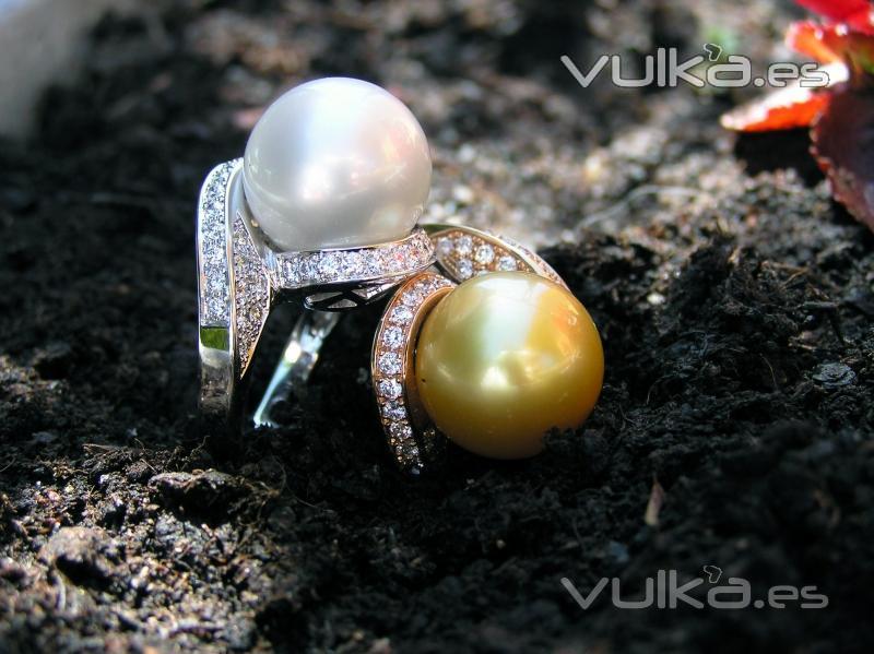 Anillos de oro blanco y rosa con diamantes y perlas australiana y golden