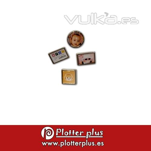 Regalos personalizados: pins en Imprenta Plotterplus, desde 1 unidad