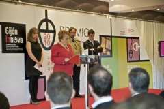 Paz Fernández Felgueroso hace la entrega de premios