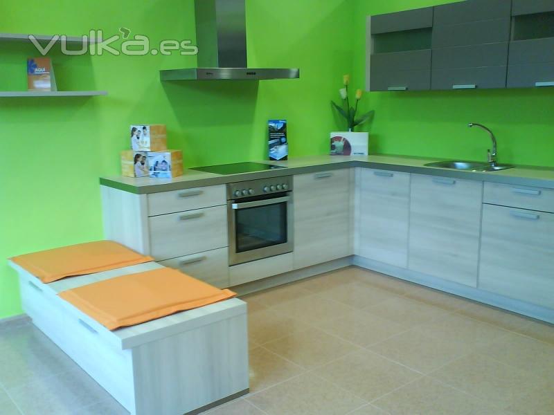 Cocina exposicin Nolte-Kchen mod. Manhattan 495 color Acacia texturado.