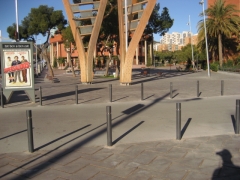 Colocacion pilonas en vias publica