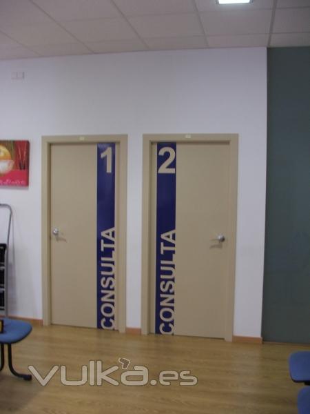 decoracion puerta clinica con VINILO TEXTUAL