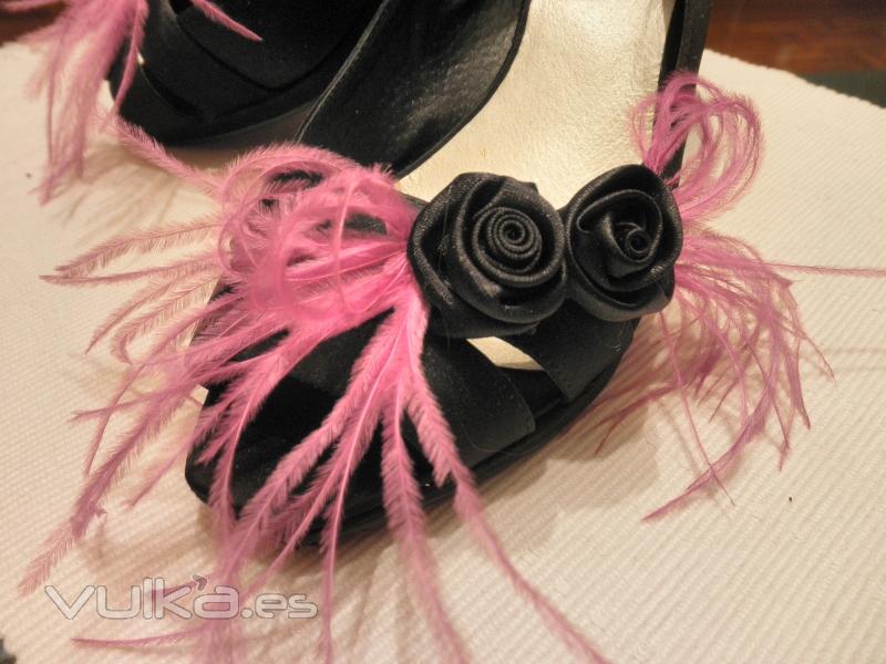 zapato adornado un un par de rosas negras en raso con pluma en lazada