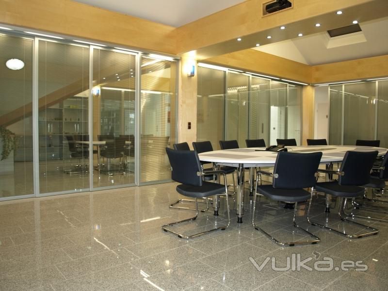 Tabiques de separación y puertas correderas a medida para oficinas y salas de conferencia. Carriles de iluminación ...