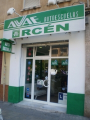 En autoescuela arcen estamos encantados de que vengas profesor de teorica ininterrumpido