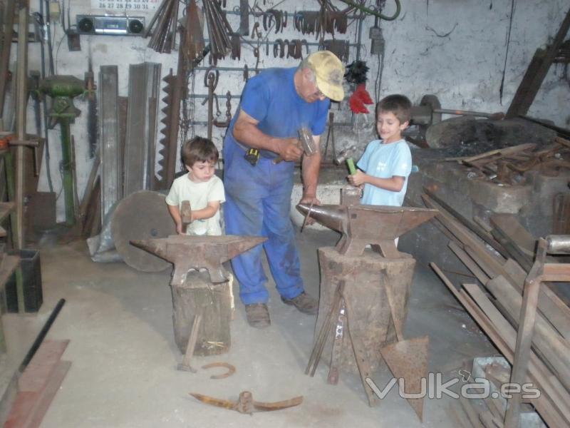 Siguiendo las tradiciones en la fragua.