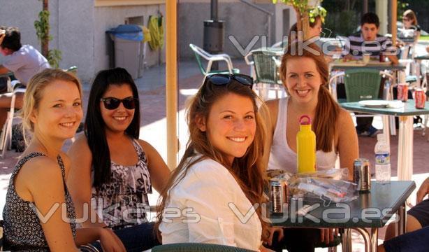 Estudiantes disfrutando de un día soleado en el patio de Padre Rubio Hall