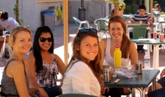 Estudiantes disfrutando de un dia soleado en el patio de padre rubio hall