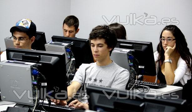 Alumnos atendiendo una clase prctica en uno de los laboratorios de la universidad