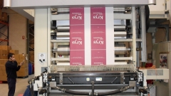 Maquina imprimiendo bobinas para bolsas de papel