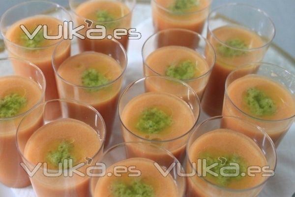 CHUPITOS DE GAZPACHO CON ACEITE DE AGUACATE