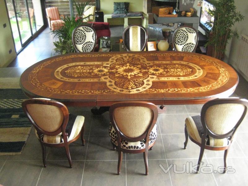 conjunt de cadiras i taula isabelina restaurada i tapissadas