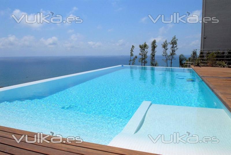 Piscina con efecto horizonte