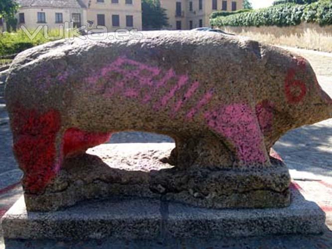 Pintadas en monumento del siglo I aC. Se procede a su limpieza preservando sus caractersticas originales.