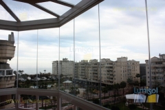 Acristalamiento con cortina de cristal y techo con perfiles de aluminio de lumisol mediterranea