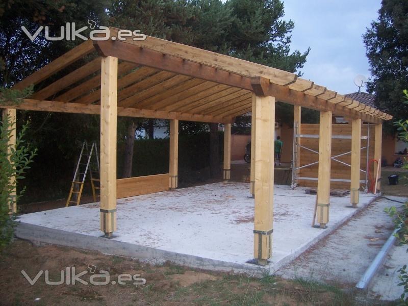 Estructura de garatge de fusta.