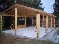 Estructura de garatge de fusta.