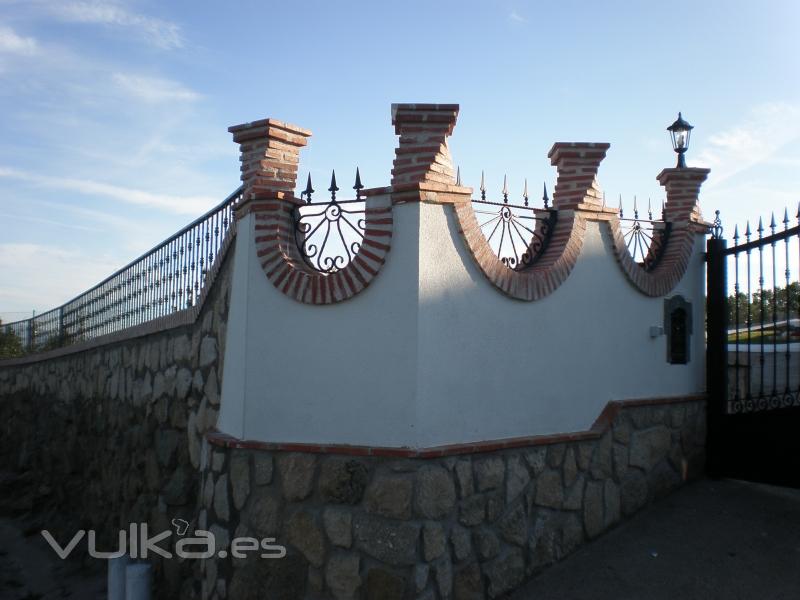 Puertas de forja y barandillas a juego y a medida sobre el terreno.