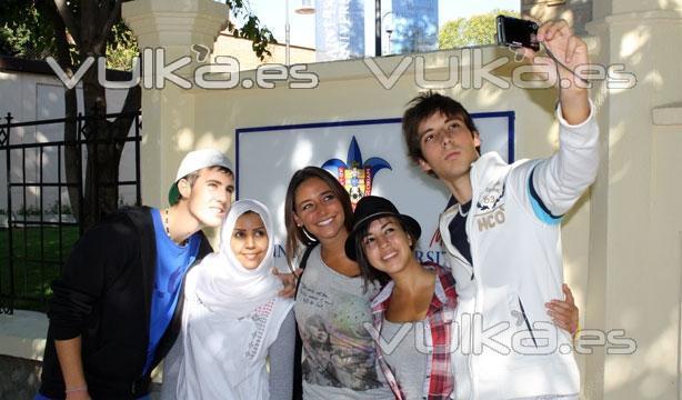 Estudiantes en la puerta de Padre Rubio Hall