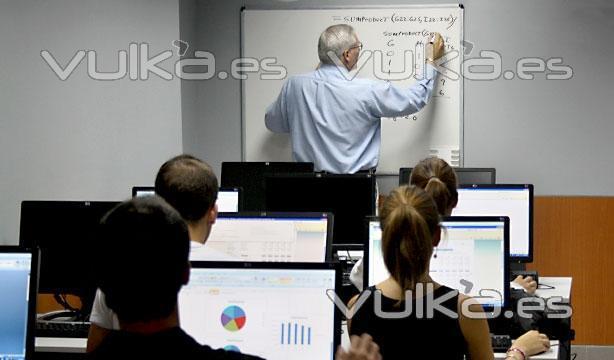 Asistiendo a una clase en un aula con ordenadores