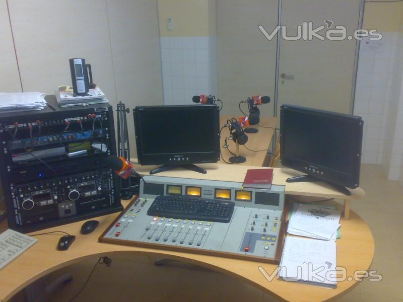 Vista parcial de un Estudio de Aire FM, con Consola Solidyne de la Serie 2300