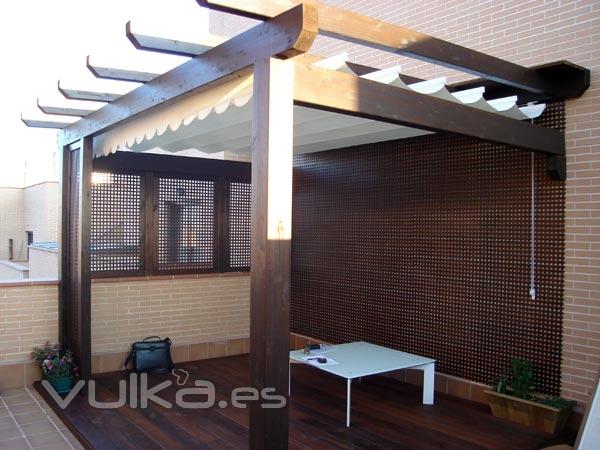 PERGOLA CON TARIMA DE MADERA Y CELOSAS