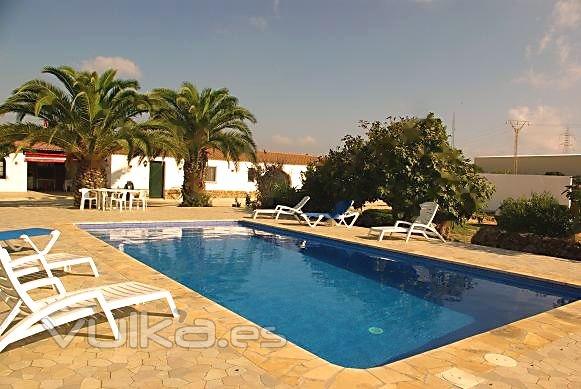 Finca rural situada en cala blanca con piscina y barbacoa disponesble la casa para  8 personas 