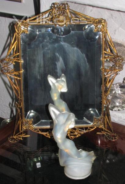 Cristal del Lalique años 20 frente a espejo modernista