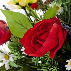 Bouquet artificial de flores ranunculo margaritas rojo detalle en lallimonacom