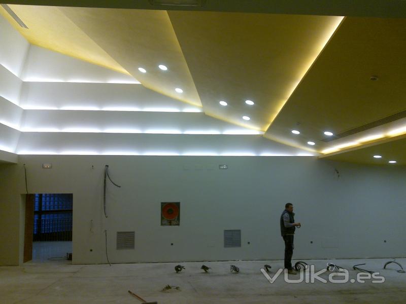 techo-curvo-multiple-luminarias-paredes-pladur