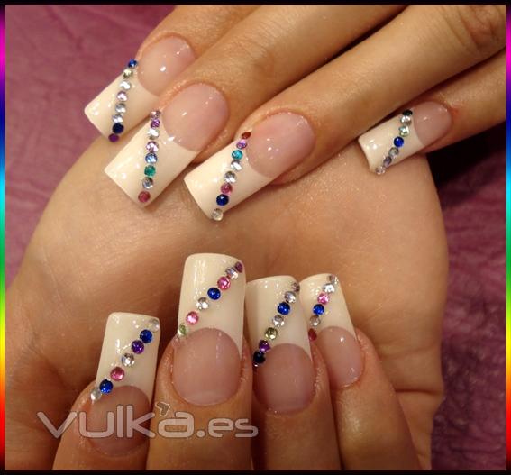 manicura francesa con tips en blanco