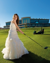 Novia en campo de golf de fondo lafachada trasera del hotel zen balagares