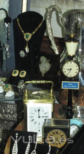 Detalle del escaparate de Numinsa con relojes y piezas de brillantes y esmeraldas