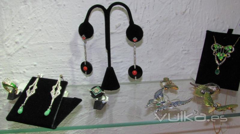 Joyas estilo dec y modernista realizadas en oro, platino; con brillantes, rubs, zafios, coral...