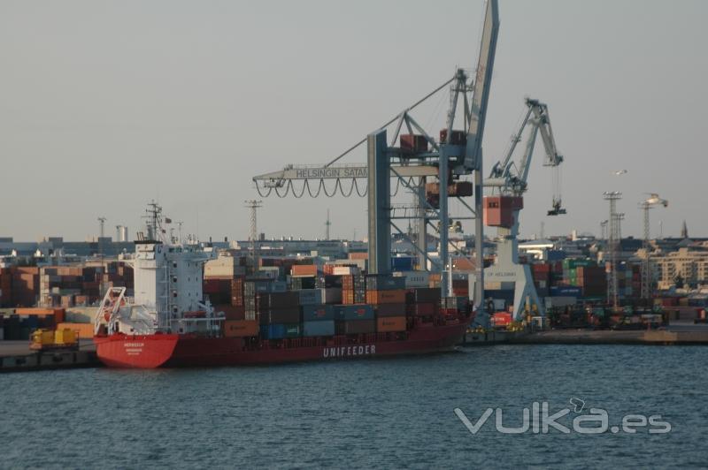 Nuestro servicio de transporte marítimo de contenedores une los principales puertos.