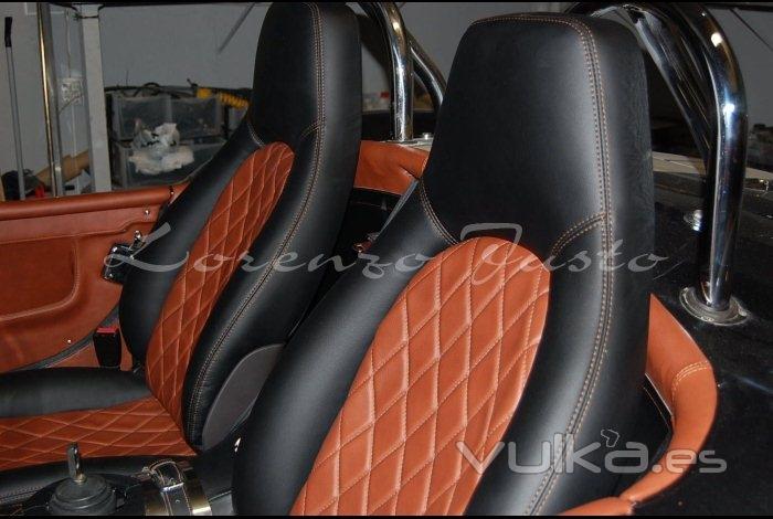 Vista de interior con diseño ingles de Aston Martin en asientos.